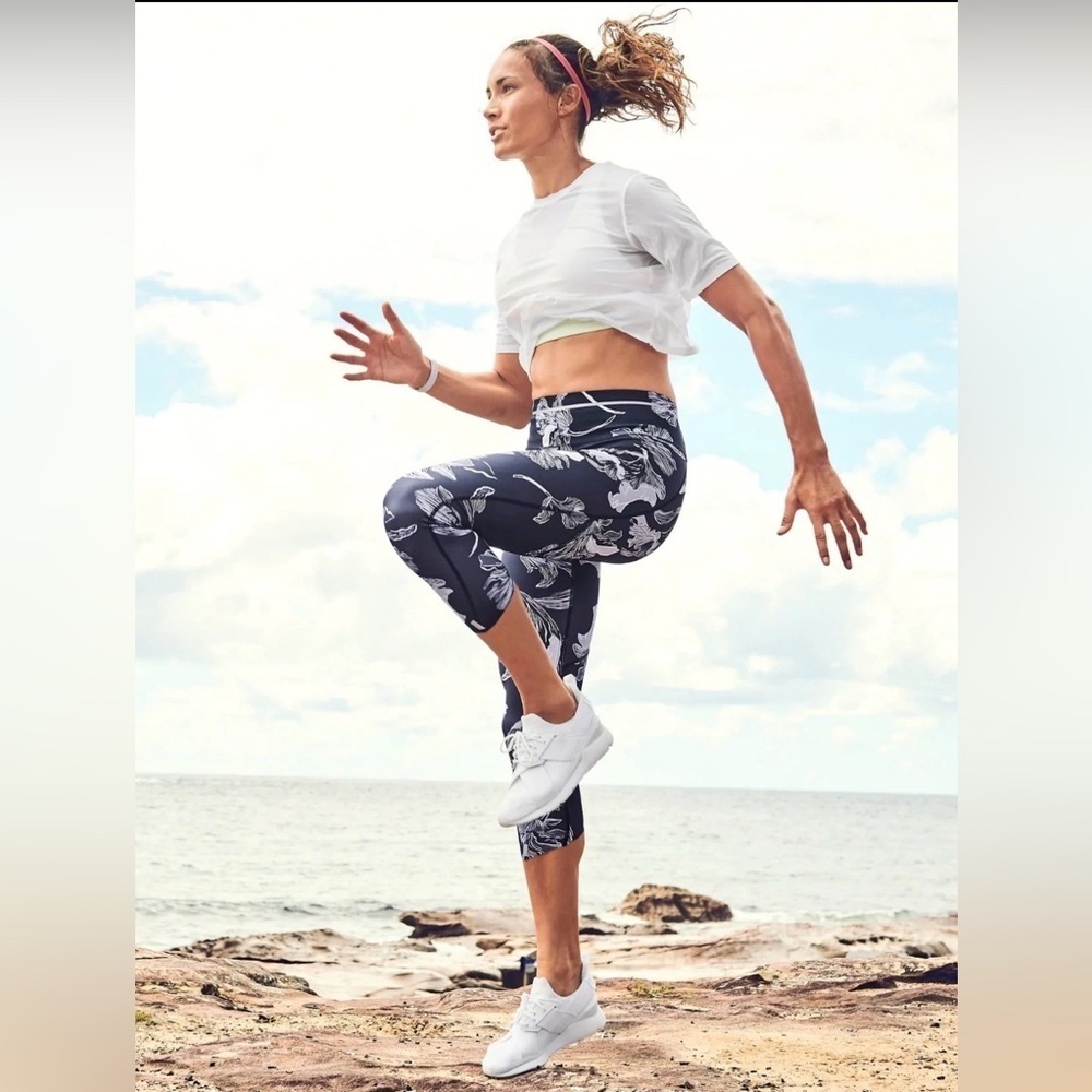 Athleta Navy Blue Floral Sonic Capri Leggings High Rise Slick Medium